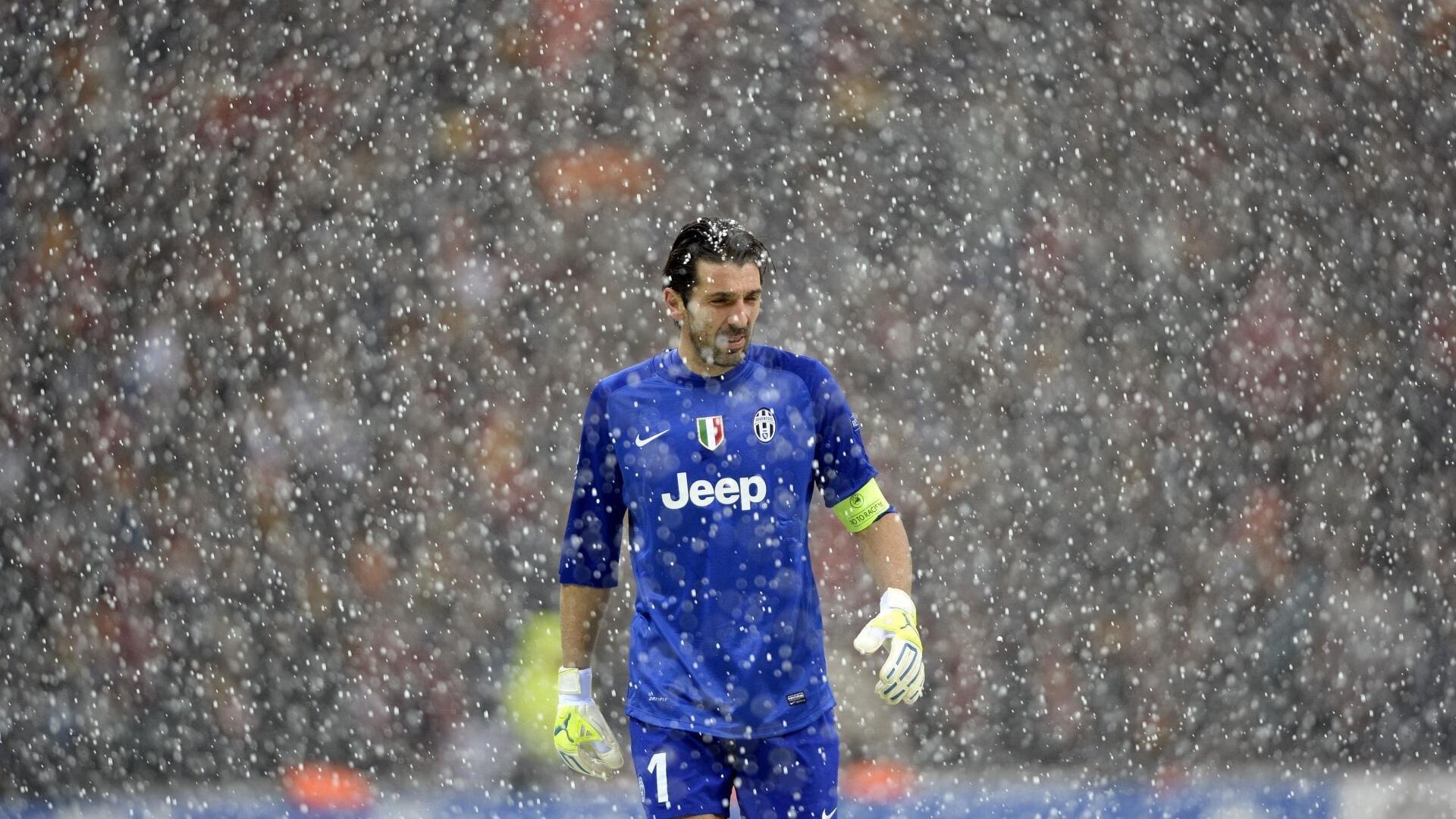 曼联更衣室风波再起,C罗与滕哈赫矛盾公开化,英媒深夜爆料引发足坛震荡